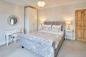 Casa | 5 dormitorios y tabla de planchar con plancha