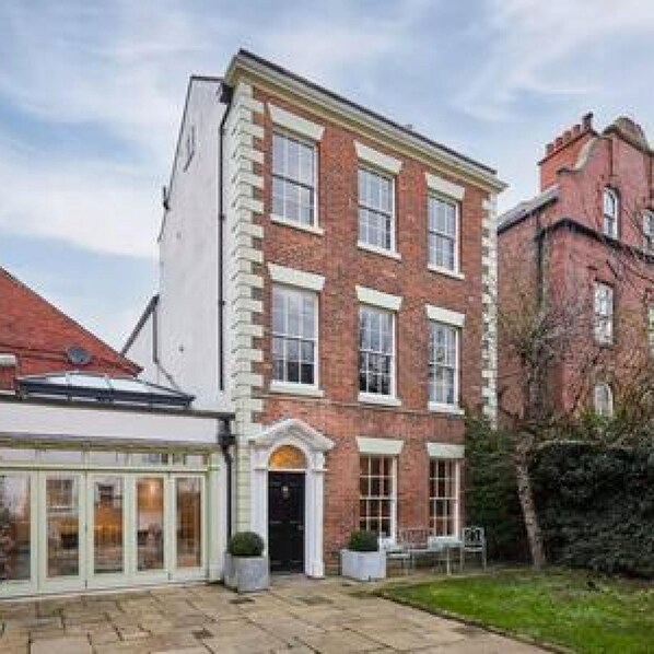 House | 5 bedrooms, iron/ironing board