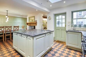 5 bedrooms, iron/ironing board - Host Stay Harold Villa (Whitby)