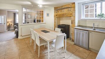 House | 3 bedrooms, iron/ironing board, Internet