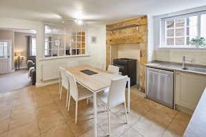 House | 3 bedrooms, iron/ironing board, Internet - Host Stay Princess Place Townhouse (Whitby)
