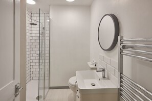 3 bedrooms, iron/ironing board, Internet - Host Stay Princess Place Townhouse (Whitby)