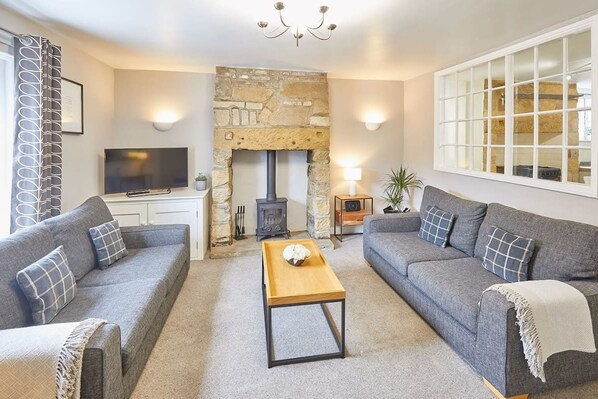 3 bedrooms, iron/ironing board, Internet - Host Stay Princess Place Townhouse (Whitby)