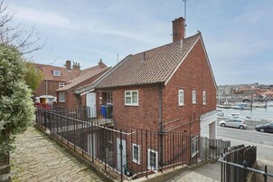 House | 2 bedrooms, iron/ironing board, Internet