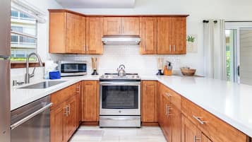 Een koelkast, een magnetron, een oven, een kookplaat