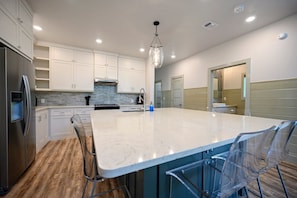 Fridge, microwave, oven, stovetop - New-Good Vibrations (Sleeps 19) 3 BR, Bunkroom, Gameroom (Broken Bow)