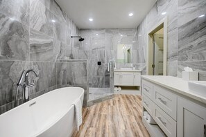 Douche, séchoir à cheveux, serviettes fournies
