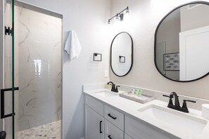 Shower, towels, shampoo - Brand New Luxury Townhome, Close to Beach w Pool! (Kill Devil Hills)