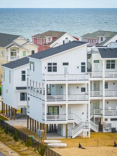 Brand New Luxury Townhome, Close to Beach w Pool!