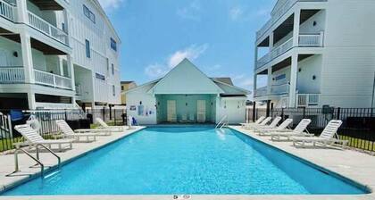 Brand New Luxury Townhome, Close to Beach w Pool!
