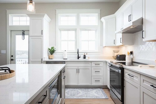 Brand New Luxury Townhome, Close to Beach w Pool!