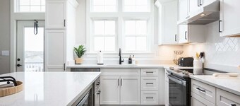 Brand New Luxury Townhome, Close to Beach w Pool!