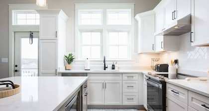 Brand New Luxury Townhome, Close to Beach w Pool!