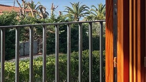 A balcony with a view of a coastal cityscape, including a body of water and distant mountains. - Villa Lisa holiday home (Città del Mare-perla del Golfo)