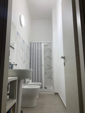 Chambre Quadruple Familiale, vue ville | Chambres insonorisées, Wi-Fi gratuit