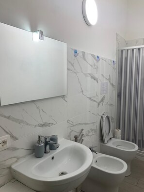 Familjerum för fyra - utsikt mot staden | Ljudisolering och gratis wi-fi