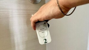 A hand holding a keycard with "BUON RISVEGLIO B&B" and the number "2" on it. - Il Buon Risveglio Agropoli (Agropoli)