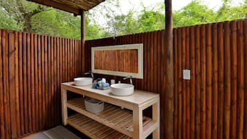 Luxury Tent | Bathroom | Shower, free toiletries, towels, soap