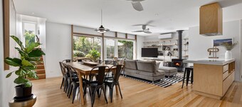 Palm Springs Oasis : 4  BR, 3  BA House in BLAIRGOWRIE, Sleeps 10