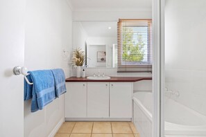 Shower, toilet paper - Comfort and splendour between the surf and the bay (Sorrento)
