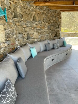 Outdoor dining - Mykonian Ocean Dream House Agios Sostis (Mykonos)