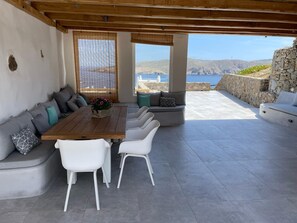 Outdoor dining - Mykonian Ocean Dream House Agios Sostis (Mykonos)