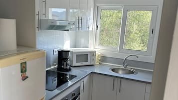 Frigorífico, microondas, horno y placa de cocina