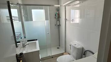 Dusche, HandtĂŒcher, Shampoo, Toilettenpapier