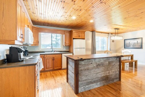 Beautiful 3 bedroom, 1 bath cottage in the heart of Port Franks, Ontario. 