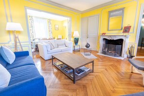 Télévision, table de tennis de table, livres