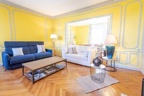 Télévision, table de tennis de table, livres