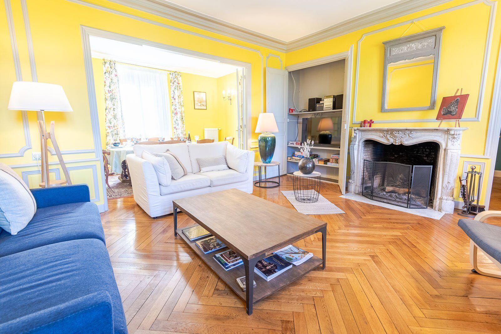 Fernseher, Tischtennisplatte, Bücher