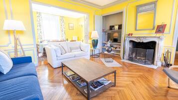 Télévision, table de tennis de table, livres