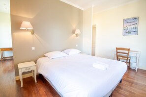 4 Schlafzimmer, Schreibtisch, Bügeleisen/Bügelbrett, kostenloses WLAN