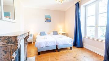 4 quartos, escrivaninha, ferros/tĂĄbuas de passar roupa