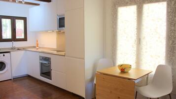 Een koelkast, een magnetron, een oven, een kookplaat