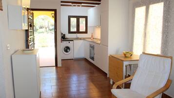 Een koelkast, een magnetron, een oven, een kookplaat