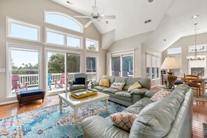 Tv, eldstad, dvd-spelare och bordsfotboll