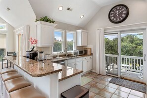 Kylskåp, mikrovågsugn, ugn och spishäll