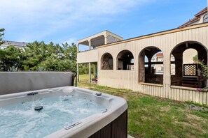Outdoor spa tub - Cinco de Mayo: Semi-Oceanfront | Pool and Hot Tub (Corolla)