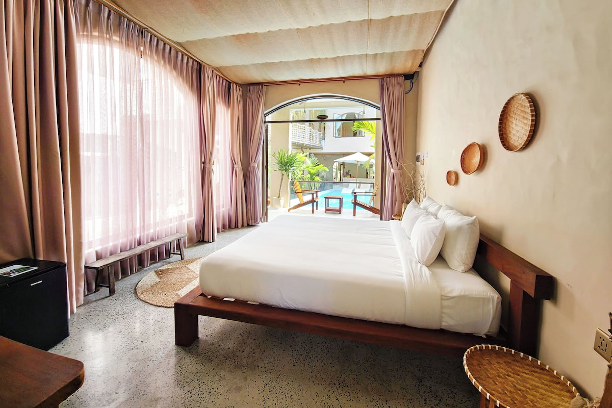 Junior Villa, Pool View | 1 bedroom, hypo-allergenic bedding, down comforters