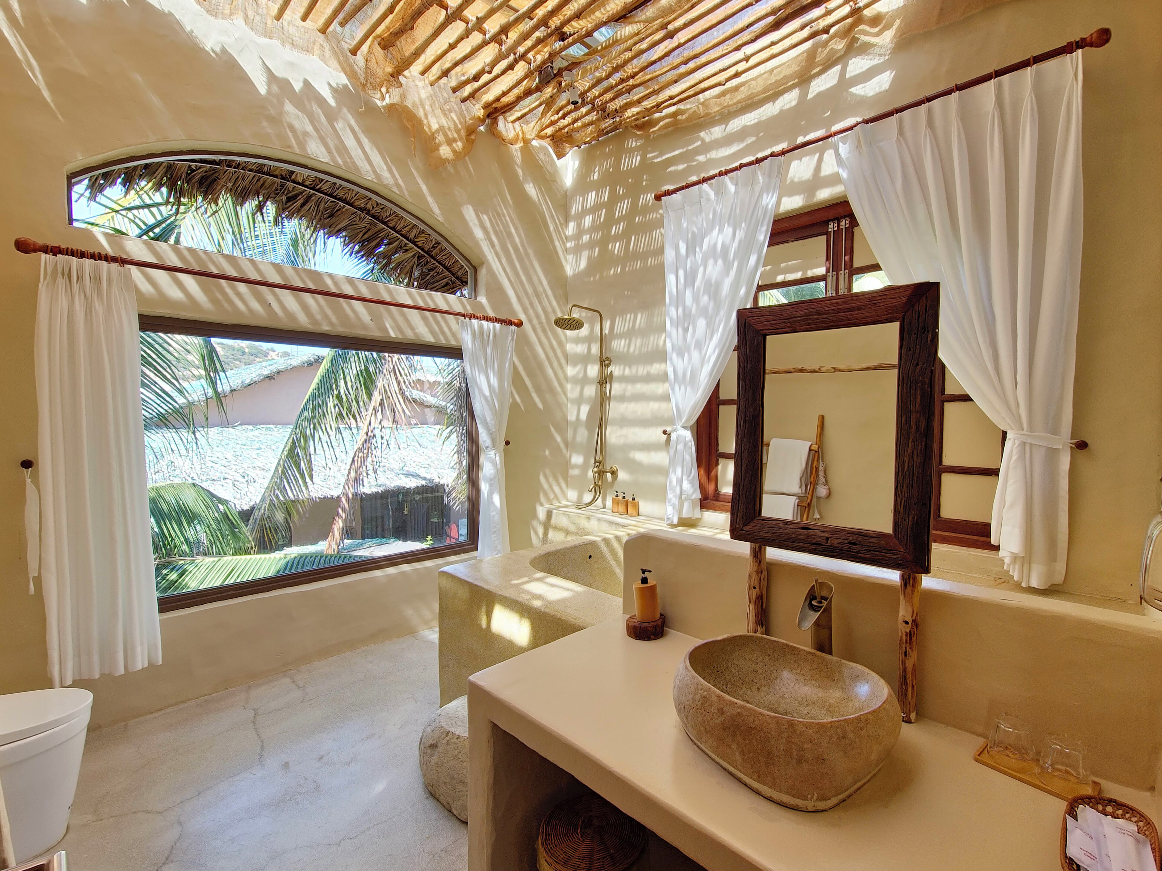 Premium-Villa, Poolblick | Badezimmer | Badewanne, Designer-Toilettenartikel, Haartrockner, Hausschuhe