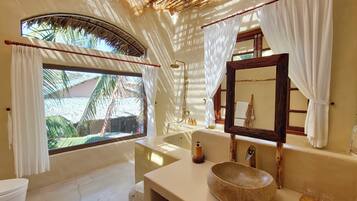 Premium-Villa, Poolblick | Badezimmer | Badewanne, Designer-Toilettenartikel, Haartrockner, Hausschuhe