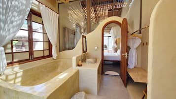 Biệt thự Premium, quang cảnh hồ bơi | Phòng tắm | Bồn tắm, đồ dùng nhà tắm được thiết kế riêng, máy sấy tóc