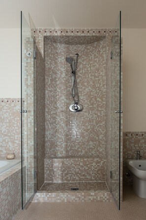 Habitación Deluxe doble | Baño | Bañera y ducha independientes, secador de pelo, albornoces y zapatillas