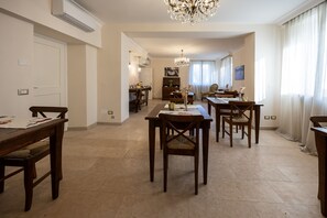Tägliches inbegriffenes kontinentales Frühstück