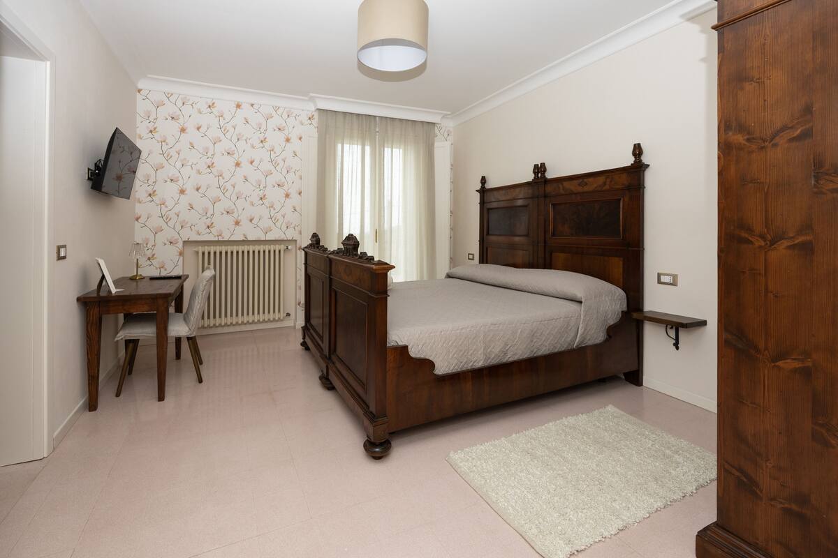 Premium bedding, desk, free WiFi