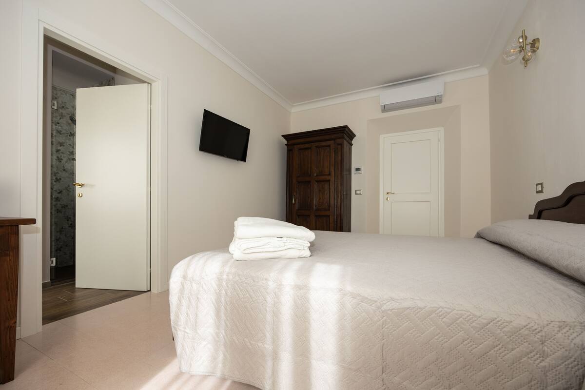 Premium bedding, desk, free WiFi