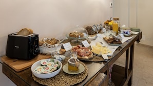 Breakfast buffet - Palazzo Gessi Room and Breakfast (Borghi)