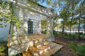 Terrace/patio - Cottage w/ Prime Location 4 Mins to Beach in Seaside, Porch + 2 Adult Bikes (Santa Rosa Beach)